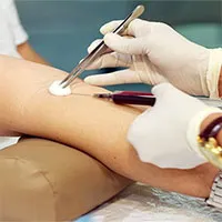 Làm sao bác sĩ, y tá có thể chắc chắn kim tiêm đã đi vào đúng tĩnh mạch bệnh nhân?