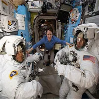 NASA trực tiếp khoảnh khắc phi hành gia bước ra ngoài vũ trụ thực hiện sứ mệnh