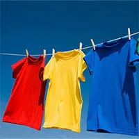 Vì sao quần áo dùng máy sấy làm khô thì mềm, nhưng phơi ngoài nắng lại cứng cong queo?