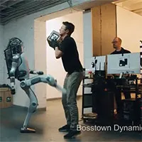 Video robot trả thù sau khi bị đánh đập gây sốt mạng