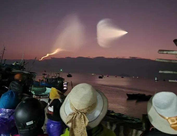 Funnel-shaped vapor trail caused by aircraft engines