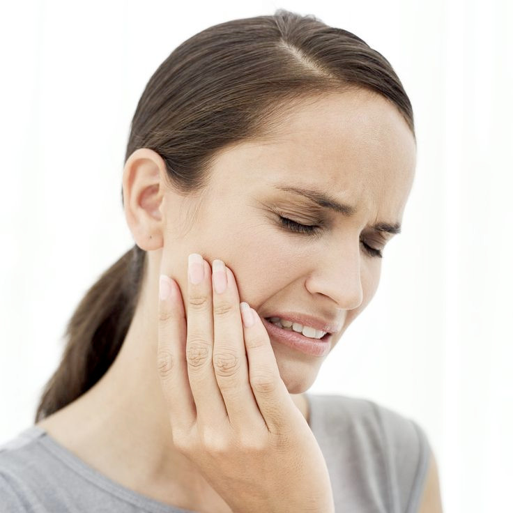 Bệnh nhân bị loạn năng thái dương hàm cảm thấy rất khó khi ăn nhai, há miệng đau, các cơ nhai co thắt