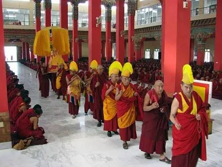 Các Lạt ma ở vùng đất Tây Tạng