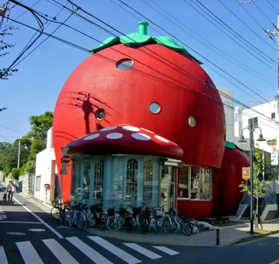 Sanrio Strawberry House được xây dựng vào năm 1984 (Denenchofu, Tokyo, Nhật Bản) là một trong những trung tâm mua sắm đầu tiên của Tokyo dành cho trẻ em, nơi đây các mô hình đồ chơi đều mô phỏng theo hình quả dâu.