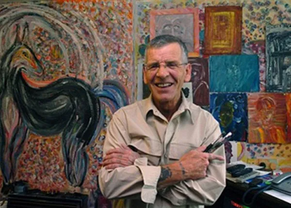 Tommy McHugh trong phòng vẽ của ông.