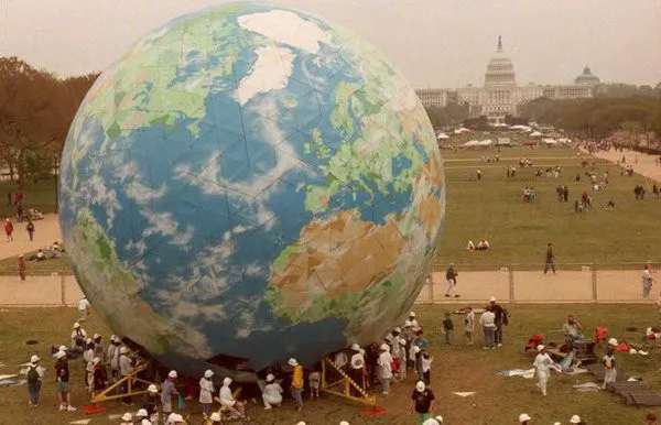 Quả cầu mô phỏng trái đất có chiều cao bằng một tòa nhà 5 tầng được dựng ở Washington để kỷ niệm 25 năm Ngày Trái đất năm 1995.