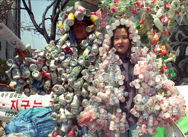 Trình diễn trang phục làm từ vỏ hộp ở Seoul năm 1996.