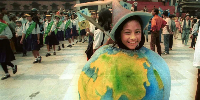 Bé gái Nepal trong trang phục mô phỏng trái đất tại Katmandu năm 2002.