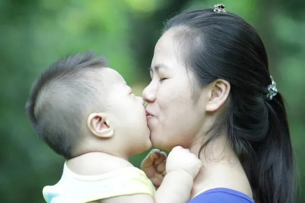 Bé có thể gặp nguy hiểm từ những nụ hôn