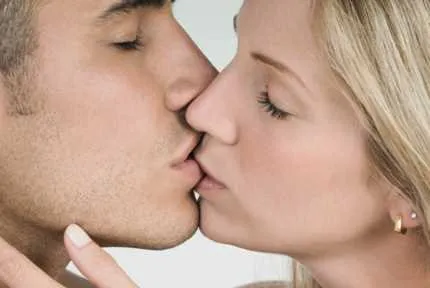 Nụ hôn là một trong những nguồn lây lan vi khuẩn mà ít người ngờ đến.