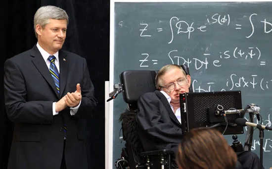 Thủ tướng Canada Stephen Harper vỗ tay phía sau nhà vật lý học Stephen Hawking