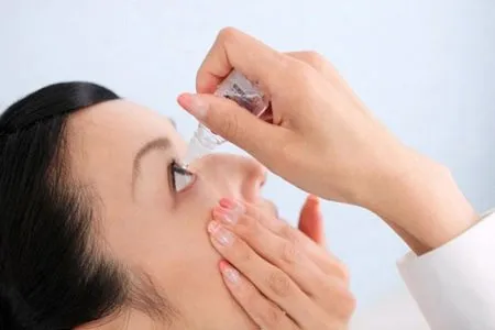Nhỏ thuốc mắt