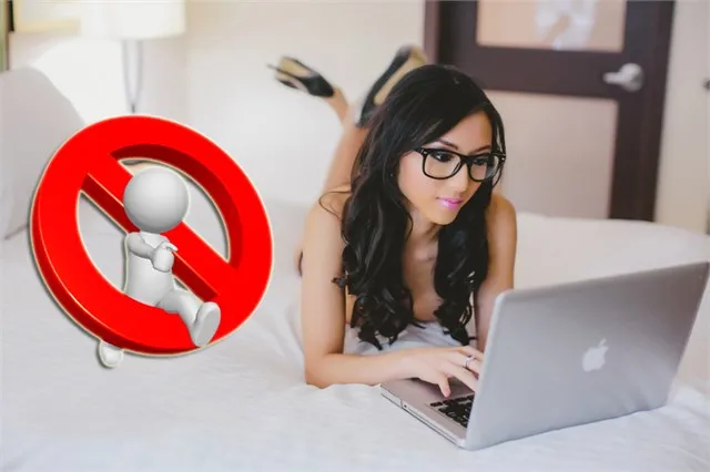 Tránh đặt máy lên các bề mặt mềm như gối đầu hay chăn màn vì có thể gây nóng máy