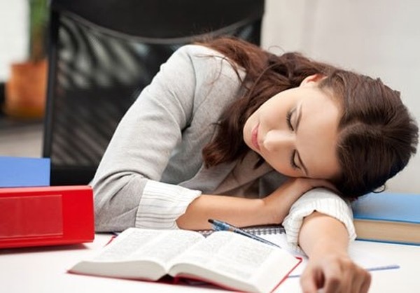 Tư thế ngồi sai cũng là nguyên nhân gây bệnh thoái hóa đốt sống cổ