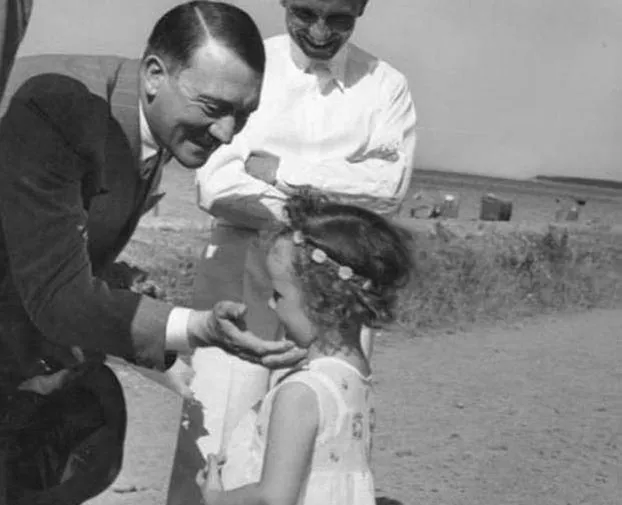 Hitler chụp ảnh cùng con gái của Bộ trưởng tuyên truyền đế chế Đức Joseph Goebbels năm 1933.