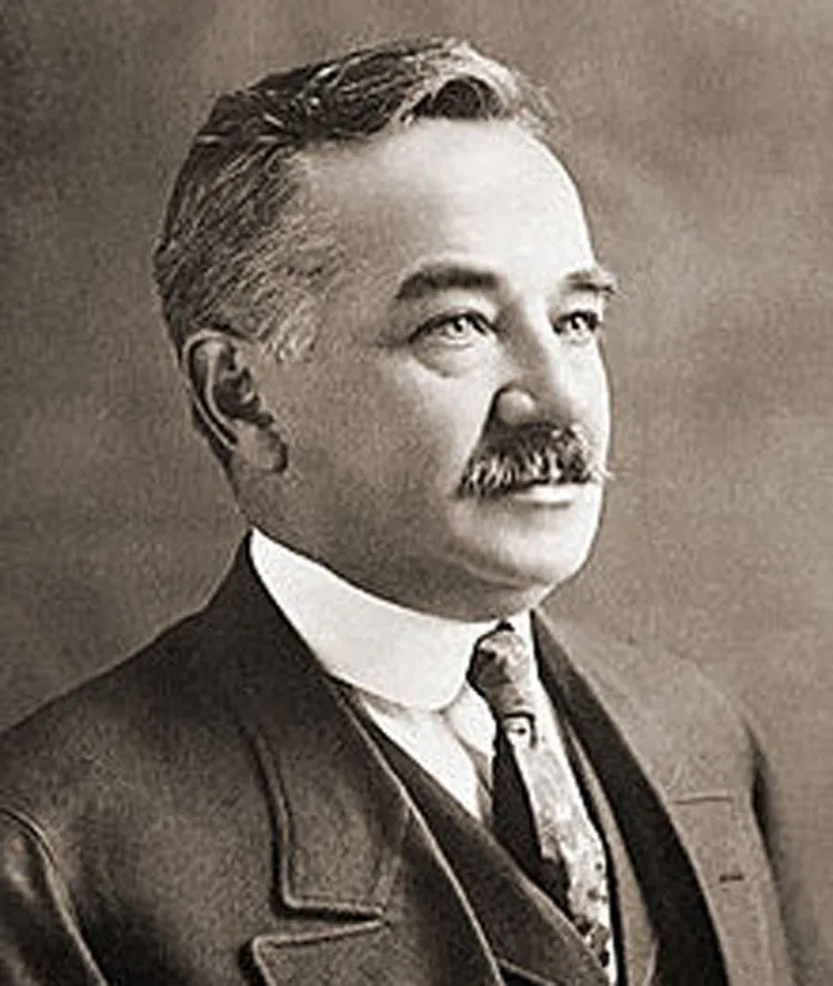 Milton Hershey và gia đình đã thoát chết khi quyết định hủy vé đặt tàu vào phút chót.