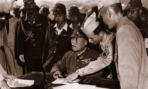 Tướng Yoshio Tachibana đầu hàng quân Đồng minh tại đảo Chichi Jima.