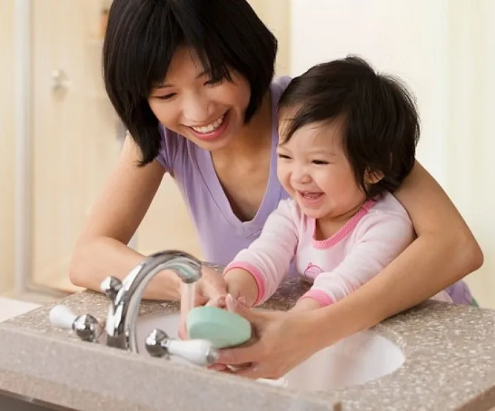 Vệ sinh thân thể sạch sẽ giúp phòng tránh các bệnh mùa hè rất hiệu quả