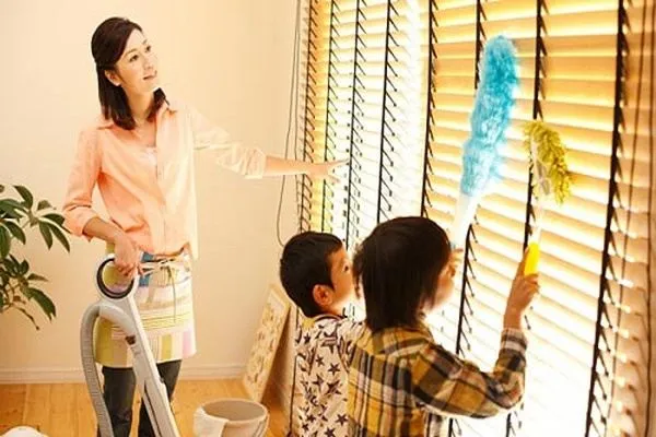 Dọn dẹp sạch sẽ nơi ở để tránh muỗi sinh sôi, lây truyền những bệnh mùa hè.