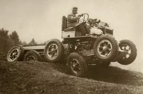 Ô tô nhiều bánh đi trên mọi địa hình ở Anh năm 1936.