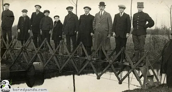 Thang gấp được dùng trong việc cứu hộ do L. Deth phát minh năm 1926 ở Hà Lan.
