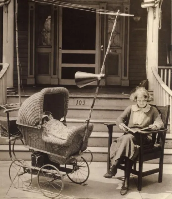Xe đẩy gắn đài và loa để ru em bé ngủ ở Mỹ năm 1921.