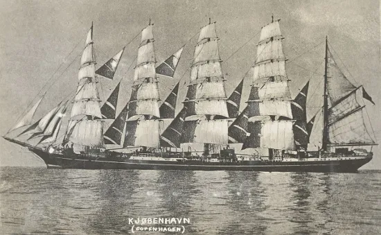Tàu Kobenhavn nhìn ngang.