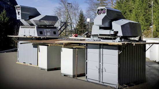 Hệ thống của Công ty Rheinmetall Defence phóng ra hai tia laser để diệt đồng thời hai máy bay không người lái.