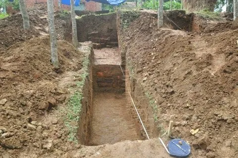 Một đoạn thành cổ vừa được phát hiện với bờ thành được xây bằng gạch chạy song song với nhau ở giữa là đất sét và hai bên bờ thành cũng được gia cố bằng đất sét.