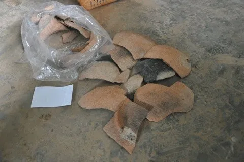 Một bình kendi (bình đựng nước) bị vỡ được phát hiện trong hố khai quật.