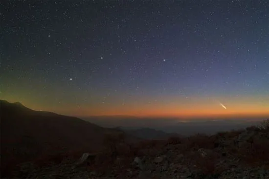 Một kính thiên văn trên đảo Hawaii, Mỹ phát hiện Pan-STARRS vào năm 2011, khi nó đang bay giữa sao Mộc và sao Thổ. Trong ảnh, ta có thể thấy vệt sao chổi xuất hiện phía trên sa mạc Atacama ở Nam Mỹ vào đầu tháng 3.