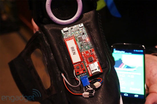 Bo mạch với các cảm biến được gắn phía trên chiếc giày.