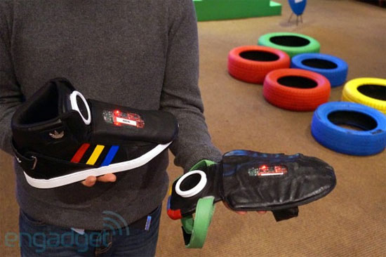 Bo mạch này được phát triển với hai phiên bản, một phiên bản tích hợp và một phiên bản có thể tháo rời.