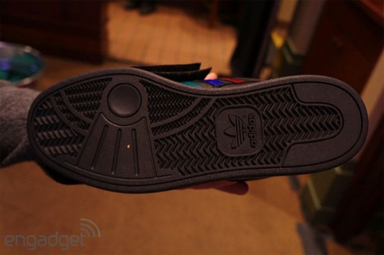 Toàn bộ linh kiện điện tử được gắn phía trên.