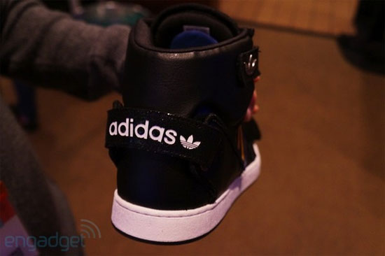 Chiếc giày có thể kết nối với điện thoại qua Bluetooth.