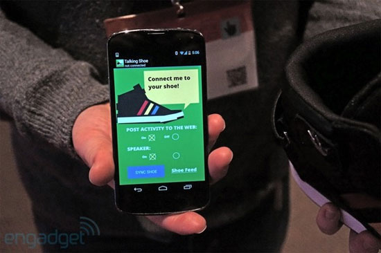 Phần mềm quản lý... giày, chiếc giày này còn có thể ngẫu nhiên đưa ra những câu hội thoại thú vị tới người sử dụng.