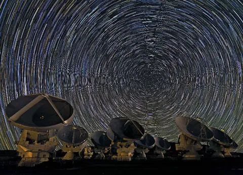 ALMA (Atacama Large Millimeter Array) được khởi động từ năm 2003, từng thực hiện quan sát khoa học từ nửa cuối năm 2011, nhưng ngày 13/3, nó mới bắt đầu chính thức đi vào vận hành toàn bộ tại Chile.