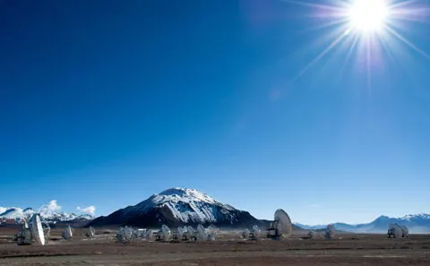 ALMA đặt ở sâu trong sa mạc Atacama, cao nguyên Chajnantor, miền bắc Chile, nơi hơi nước trong bầu khí quyển trái đất không cản trở tầm nhìn, thuận lợi cho việc quan sát.