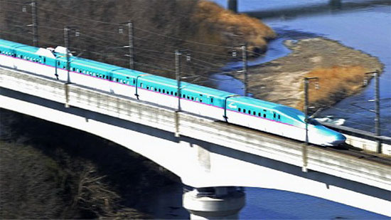 Tàu Hayabusa chạy với tốc độ 320km/giờ trên tuyến Tohoku ở Koriyama, tỉnh Fukushima hôm 16/3