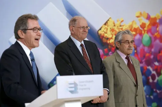 Ảnh: Ngài Lord Browne (trái) cùng với Robert Kahn (giữa) và Louis Pouzin (phải) trong buổi công bố Giải QE.