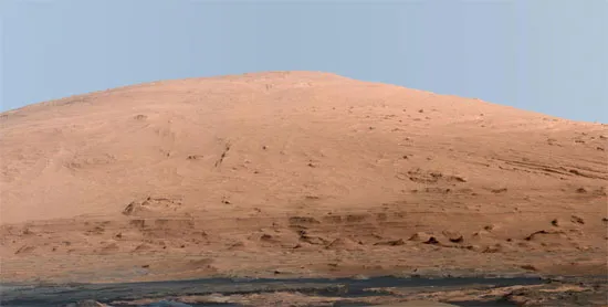 Ngọn núi Aeolis Mons cao gần 5.486m trên sao Hỏa.