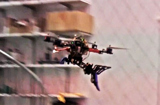 Máy bay tự hành có khả năng chộp được vật thể trong lúc bay