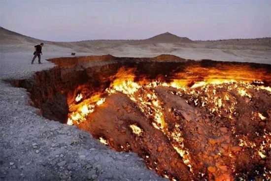 Hang đá chứa toàn khí gas tại làng Derweze, Turkmenistan