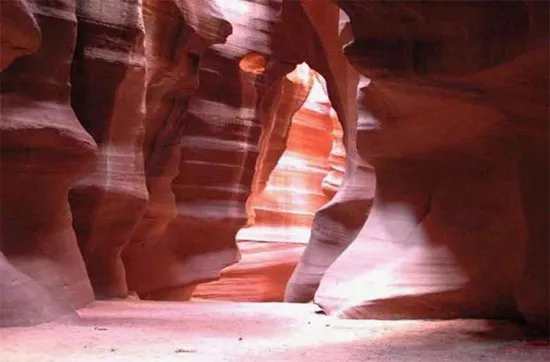 Vách núi huyền ảo của vùng Antelope Canyon nổi tiếng ở Mỹ