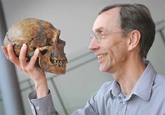 Trưởng nhóm Svante Paabo với công trình chi tiết về bộ gene người Neanderthal