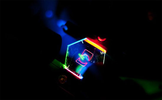 Hình ảnh 3D của Logo HP nhìn qua màn hình trong suốt với 3 màu cơ bản đỏ, xanh lam, xanh.