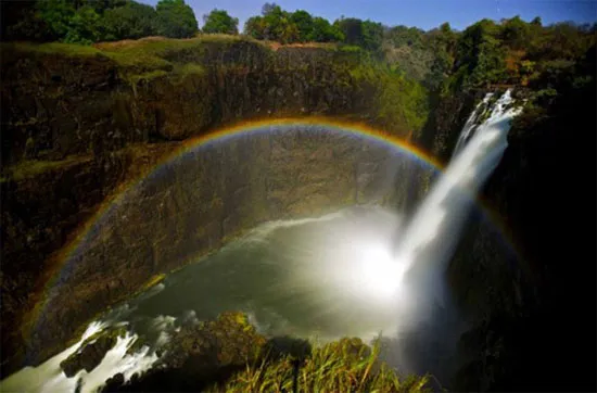 Cầu vồng xuất hiện trên thác nước Victoria và sông Zambezi giữa Zimbabwe và Zambia.