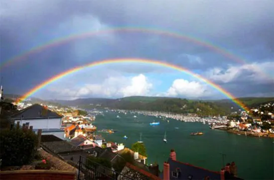 Cầu vồng kép treo trên bầu trời của thị trấn Dartmouth, Devon, Anh. Nhiếp ảnh gia người Anh đã bỏ ra 7 năm để chụp được hình ảnh này. Ông đã chụp hơn 2.000 bức ảnh tương tự nhau trước khi "tóm" được khoảnh khắc hoàn hảo của cầu vồng kép.