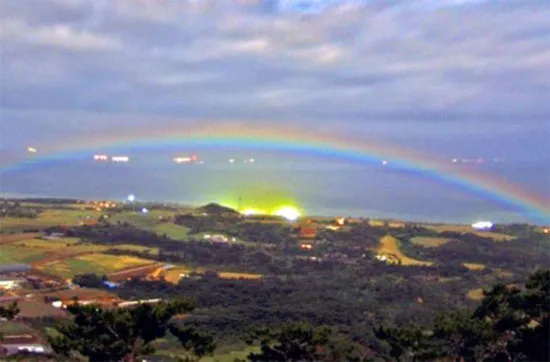 Cầu vồng được phản chiếu bởi ánh trăng ở thành phố Ishigaki, Okinawa, Nhật Bản.