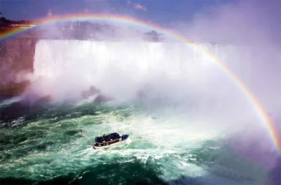 Cầu vồng trên thác Niagara xuất hiện trong khi một người Mỹ đang đi bộ trên dây.